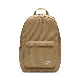 Mochila Nike Heritage Eugene color beige con logo blanco estampado en el frente. Cuenta con un compartimento principal con cierre de doble cremallera, un bolsillo frontal con cierre y un bolsillo lateral abierto. Tiene correas acolchadas ajustables y asa de mano en la parte superior.