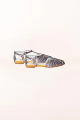 Sandalias cangrejeras con rejilla en punta y glitter degradado multicolor.