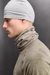 Camiseta térmica de manga corta y cuello redondo, color verde oliva, con tejido texturizado y sin costuras visibles.