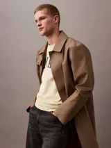 Remera amarilla de algodón con cuello redondo y logo Calvin Klein curve varsity estampado en el pecho.