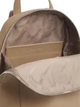 Mochila color tostado de cuero sintético granulado, con forma abombada, cierre superior con doble cremallera y tiradores con logo. Tiene asa de mano, correas ajustables, bolsillo exterior frontal y logo metálico plateado.