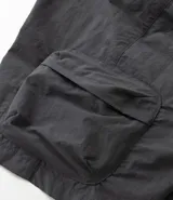 Bermuda cargo para hombre, color negro, confeccionada en tejido tecnológico de poliamida. Presenta cintura elástica con cordón ajustable y bolsillos laterales funcionales.