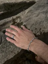 Pulsera plateada de acero inoxidable con eslabones tipo Gucci.