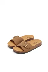 Sandalias bajas color tostado, con base de corcho y tira ancha de cuero sintético con hebilla metálica ajustable.