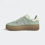 Championes Adidas Gazelle Bold color verde agua con detalles plateados y suela de plataforma marrón. Confeccionados en gamuza, cuero y material sintético.