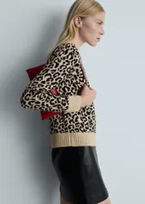 Jersey de punto color tostado con estampado de leopardo, cuello redondo y mangas largas.