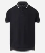 Remera polo blanca de media malla texturizada a rayas, corte regular, con cuello y mangas cortas en ribana con detalle contrastante en negro.