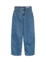 Jean mom fit de tiro alto color azul denim, con diseño barrel fit. Confeccionado en mezcla de algodones convencional, orgánico y reciclado.