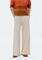 Pantalones anchos color beige de algodón, con diseño básico y corte cómodo.