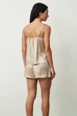 Short plateado de tiro alto con cintura elastizada.