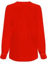 Blusa roja de viscosa con cuello en V, mangas largas y puños abotonados.