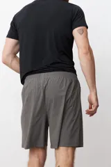 Short deportivo negro con cintura elástica y logo pequeño en la pierna.