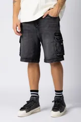 Bermuda cargo de jean negro con bolsillos XL y lavado gastado.