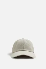Gorra verde militar de algodón con visera y ajuste trasero.