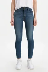 Jeans ajustados de tiro alto, color azul oscuro con efecto lavado.