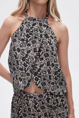 Top cropped de viscosa estampada, con cuello halter y lazo en la espalda.