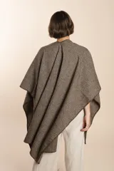 Ruana marrón con terminación de crochet hecho a mano, confeccionada en lana fina sin teñir. Diseño exclusivo de Don Baez, hecha 100% en Uruguay.