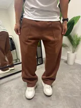 Pantalón de jogging marrón de corte amplio.