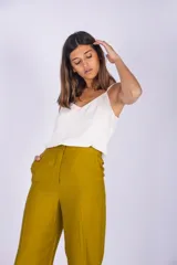 Pantalón verde musgo de tiro alto y pierna ancha, con bolsillos laterales.
