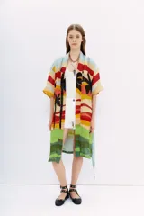Kimono largo de lino con estampado de paisaje con palmeras y rayas horizontales multicolores. Tiene mangas anchas, bolsillos delanteros y lazo en la cintura.