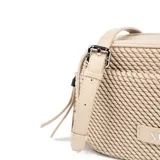 Bandolera rectangular color beige con diseño texturizado en símil cuero. Tiene correa regulable, acceso con cierre, dos compartimentos internos (uno con cierre y otro abierto) y un bolsillo externo con botón imantado. Los herrajes son plateados y el interior es de tela de algodón y poliéster.