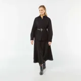 Camisa negra con bordado inglés, corte estándar, cuello clásico y cierre frontal con botones.