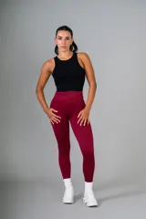 Top corto deportivo color verde oliva, de tejido acanalado, con cuello redondo y sisas amplias.