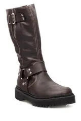 Bota de caña alta color negro, realizada en cuero encerado, con hebillas en la caña y herrajes de níquel. El fondo está realizado artesanalmente, es de suela, y es negro. El interior está forrado en forrería vacuna.