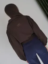 Pantalón de paño combinado con tira de cuero color naranja en los laterales.