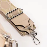 Riñonera color beige con correa ancha de tela estampada con motivos geométricos en tonos beige y marrón. Incluye monedero redondo con cierre.
