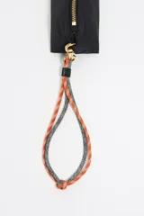 Neceser pequeño de nylon color negro con logo metálico dorado de Bimba y Lola, cierre con cremallera y tirador de cordón.