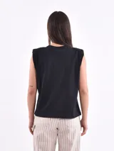 Remera sin mangas color coral, con cuello redondo y hombreras marcadas.