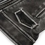 Campera de cuero sintético negra con cuello solapa, cierre asimétrico y bolsillos con cierre.