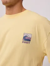 Remera color crudo de algodón con estampa en la espalda con motivos playeros y la frase "Surf Island Rusty Go".