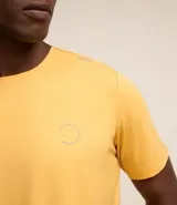 Remera deportiva amarilla de poliéster, liocel y elastano, con cuello redondo, manga corta y estampa lettering.