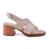Sandalias negras de cuero con taco bajo y tiras cruzadas.