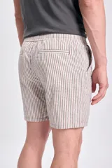 Bermuda casual de lino a rayas verticales color beige con cordón ajustable en la cintura.