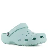 Zuecos Crocs Classic color verde menta, con orificios de ventilación en la parte superior y correa trasera pivotante con logo de la marca.