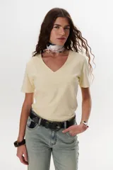 Remera color azul con escote en V y mangas cortas.