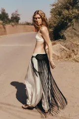 Pantalón bombacho marrón de tejido fluido, tiro medio con cintura elástica ajustable con cordones, bolsillos laterales ocultos y bajo abullonado con elástico interior.