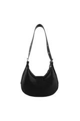 Bolso de hombro tipo baguette color camel, con correa ajustable y hebilla decorativa en el frente. Incluye un charm colgante con el logo de la marca.