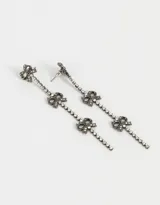 Aros largos plateados con strass y dije de moño.