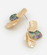 Aros medianos con forma de media flor, confeccionados en metal dorado con detalles en los pétalos y efecto abulón.