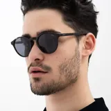 Lentes de sol INVU modelo IB22536B, con montura redonda color carey y lentes polarizadas grises.