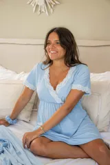 Camisón verde con textura acanalada, escote cruzado con puntilla blanca, corte imperio y mangas 3/4.