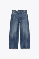 Pantalón de jean celeste de corte amplio, tiro medio, con cinco bolsillos y detalle de costuras torcidas.