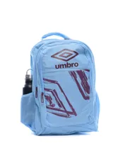Mochila de color celeste claro con detalles gráficos en color bordó/violeta. Presenta el logo de Umbro en el frente y un bolsillo lateral de malla para botella.