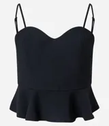 Blusa estilo corset color beige, confeccionada en crepé, con breteles finos, escote corazón, cremallera en la espalda y volado peplum en el bajo.