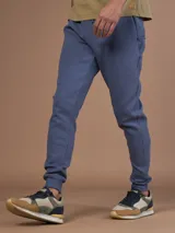 Pantalón jogging azul de corte ajustado.