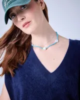 Poncho de cashmere cepillada con cuello en V, corte oversize, sin mangas, acabados acanalados y aberturas laterales.